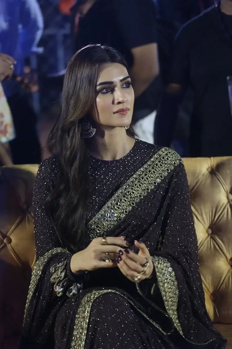 ACTRESS KRITI SANON IN BLACK SAREE AT ADIPURUSH MOVIE PRE RELEASE EVENT 9